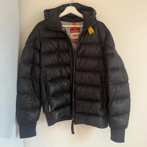 Parajumper jacka - Bra skick. Lite noppror på ena ärmen, se bild.