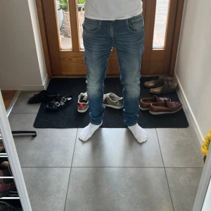 Replay Anbass skinny jeans blå - Säljer ett par Replay Anbass jeans i snygg blå tvätt med slim passform. De har klassisk femficksdesign, låg midja och smal siluett hela vägen ner. Pris kan diskuteras