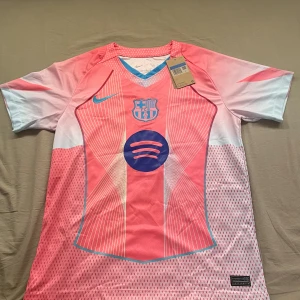 Barcelona Lamine Yamal 10 rosa matchtröja - Barcelona fotbollströja från Nike med Lamine Yamal och nummer 10 på ryggen. Tröjan är storlek M, män. Den är helt ny och aldrig använd. Skickar inom 1-3 dagar