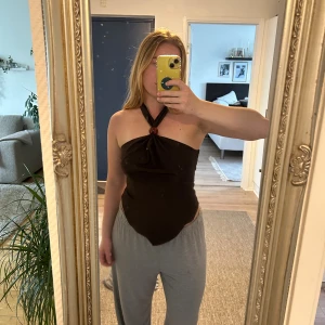Brun halterneck topp - Så fin topp som jag aldrig fått användning för då den är lite för stor vid brösten.  Ord pris 180kr