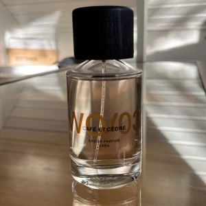 No. 03 Café et Cèdre Parfym - Modern Eau de Parfum från Zara med 100 ml volym. Flaskan har en stilren design. Perfekt för dig som vill ha något unikt i din samling. Unisex/man doft