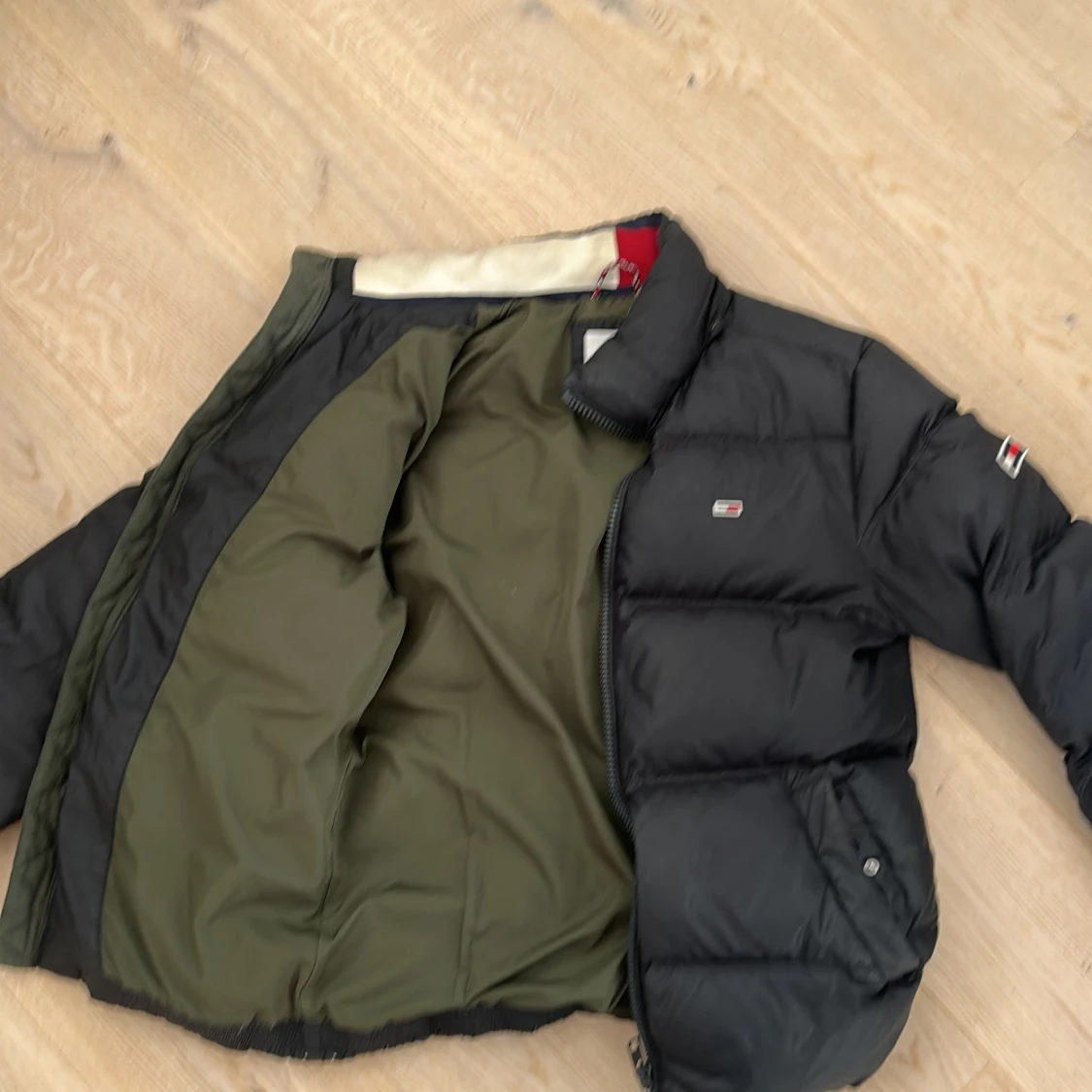 Svart pufferjacka från Tommy Hilfiger - 1