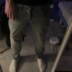 Jack and Jones jeans - Säljer mina Jack and Jones jeans då dom inte kommer till användning längre och börjar sitta mer slim, det är slim fit och storlek 30, nypris 900 inga märkvärdiga defekter 