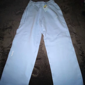 Nike tech byxor  - Har inte använt byxor bara en gång i skolfoton . Är i bra skick. Kan snacka om prisets. 