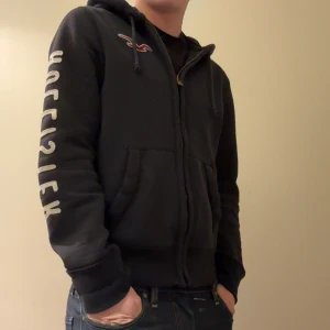 Hollister hoodie  - Säljer denna extremt feta hollister hoodien. Bara att höra av dig om du undrar något 🙌