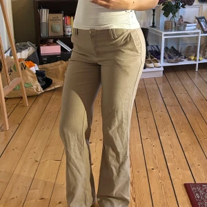 Beige lågmidjade bootcut kostymbyxor  - Ljusbruna low waisted flare kostymbyxor 🧸 Storlek S-M 💛