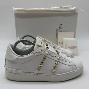 VALENTINO ROCKSTUD - Valentino rockstud - Skick: 9,5/10 - Storlek: 36 - Tillbehör: Extra nitar - Nypris 7700kr - Hör av dig vid minsta fundering