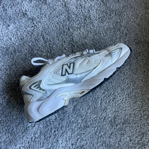Vita New Balance 725 sneakers - Använda en gång storlek 38, ge rimliga prisförslag
