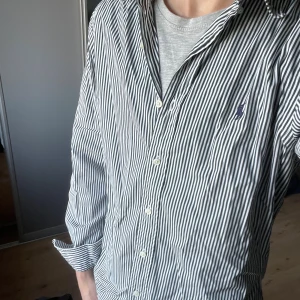 Ralph lauren skjorta - Passar lika bra till vardagsbruk som till fest. Utmärkt skick. Hör gärna av er!