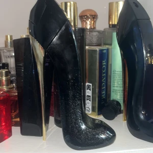 Stilren parfym i klackflaska supreme - Snygg parfym i unik klackformad flaska från Carolina Herrera. Perfekt för dig som vill sticka ut med din stil. Volym och ingredienser syns ej på bilden.