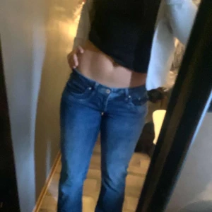 Blå bootcut jeans med låg midja - Säljer ett par klassiska blå jeans med bootcut-modell och låg midja. Jeansen är från LTB och är i storlek 27/32. Inga defekter eller tecken på slitningar.