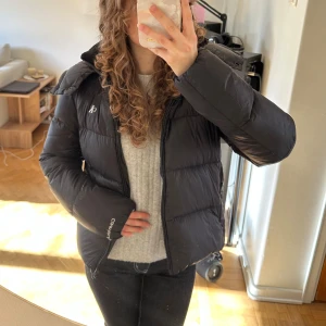 Dunjacka Calvin Klein - Jättefin och varm dunjacka från Calvin Klein i storlek Xs. Bra skick och inga hål. Perfekt inför vintern! Hör gärna av dig vid frågor 💕(Tror inte att denna modell finns att köpa längre)