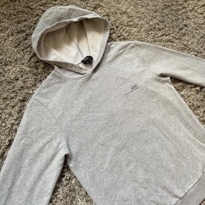 Ljusgrå hoodie från A.P.C. - Säljer denna riktigt feta Apc hoodien i mycket bra skick!⭐️Storlek S passar S!🤝Hör gärna av er om ni har funderingar!🙌