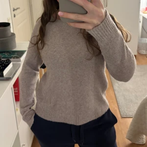 Smutsrosa stickad tröja  - Säljer denna söta smutsrosa/ljuslila/grå stickade tröjan från Vero Moda i storleken XS. Använd få gånger så inga defekter💞