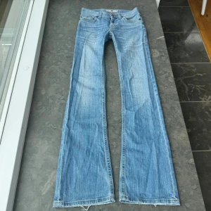 Lågmidjade jeans  - Så snygga jeans som tyvärr inte passar mig och har därför ingen bild på! Midjemått tvärsöver: 36cm Midjehöjd: 20cm Inerbens längd: 81cm