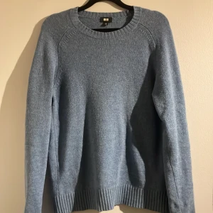Blå stickad tröja från Uniqlo - Mysig blå stickad tröja från Uniqlo med rund halsringning och ribbade muddar vid ärmslut och nederkant. Perfekt för lager-på-lager och chill dagar. Enkel och stilren design som funkar till det mesta.  Pris kan diskuteras, hör av er vid frågor !!! ❤️❤️😘😘