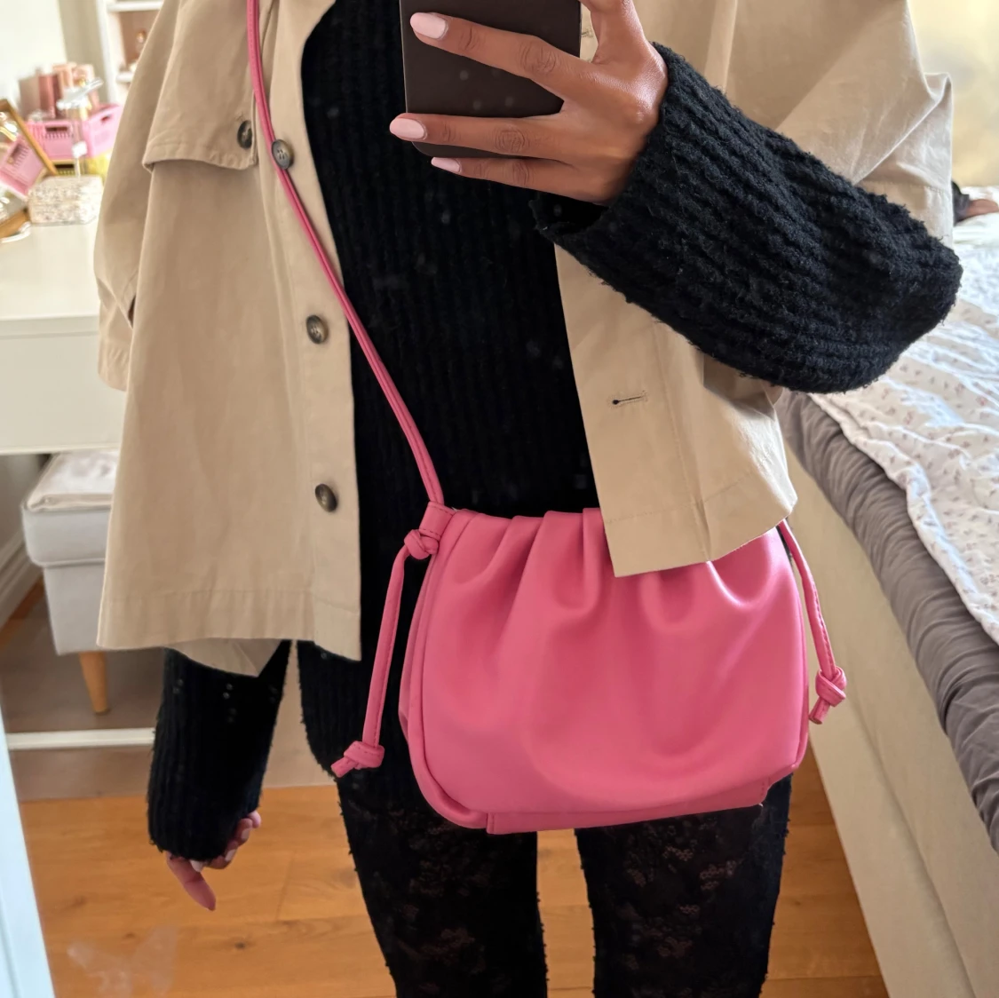 Rosa axelväska med justerbara knyt från Gina Tricot - 1