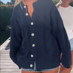 Mörkblå kabelstickad kofta Gina Tricot - Mysig mörkblå kabelstickad kofta från Gina Tricot med stora vita knappar framtill. Koftan har lång ärm, rund halsringning och en loose fit. Perfekt att slänga över en t-shirt eller linne för en chill look. Helt slutsåld på hemsidan, priset kan diskuteras 🥹❣️