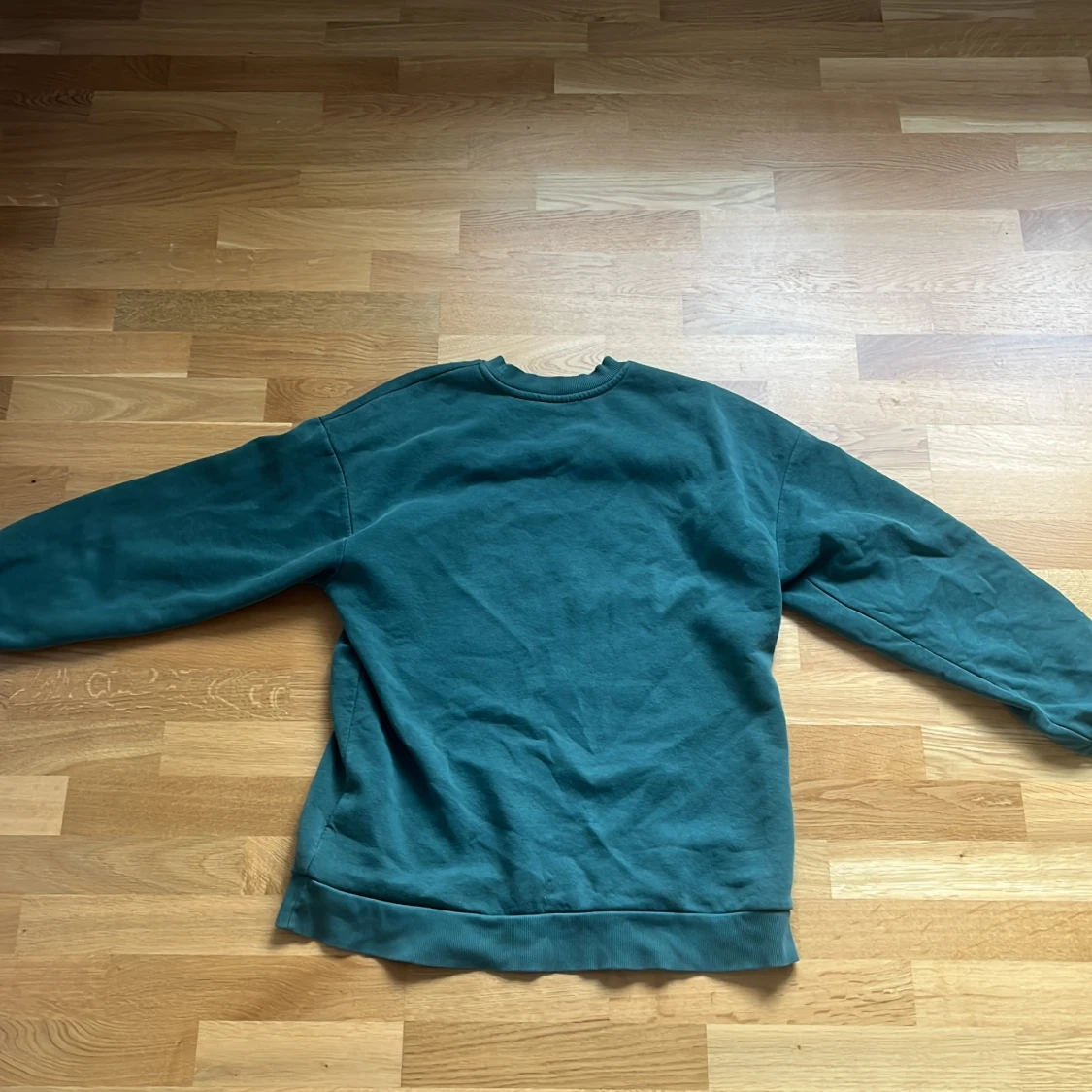 Grön sweatshirt från Basically Basics gina tricot - 1