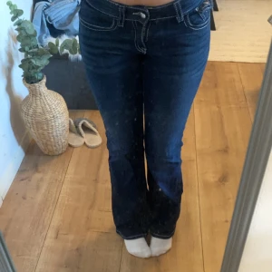 Mörkblåa bootcut jeans  - Hejj❤️ jag säljer dessa mörkblåa lågmidjade bootcut jeansen från ginatricot. Storlek 164! Jag säljer de pågrund av att de inte används. De har använts 2 gånger men har inga tecken på användning och inga defekter alls💕Jag är 164 cm lång och de går ända ner till hälarna på mig❤️ skriv om ni har några frågor! 