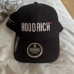 Svart keps från Hoodrich - svart hoodrich keps, lite sliten därav priset, tveka inte att lägga skämbud!