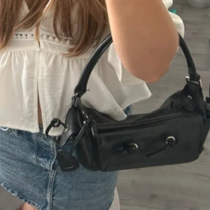 Svart handväska  - Helt okej skick 