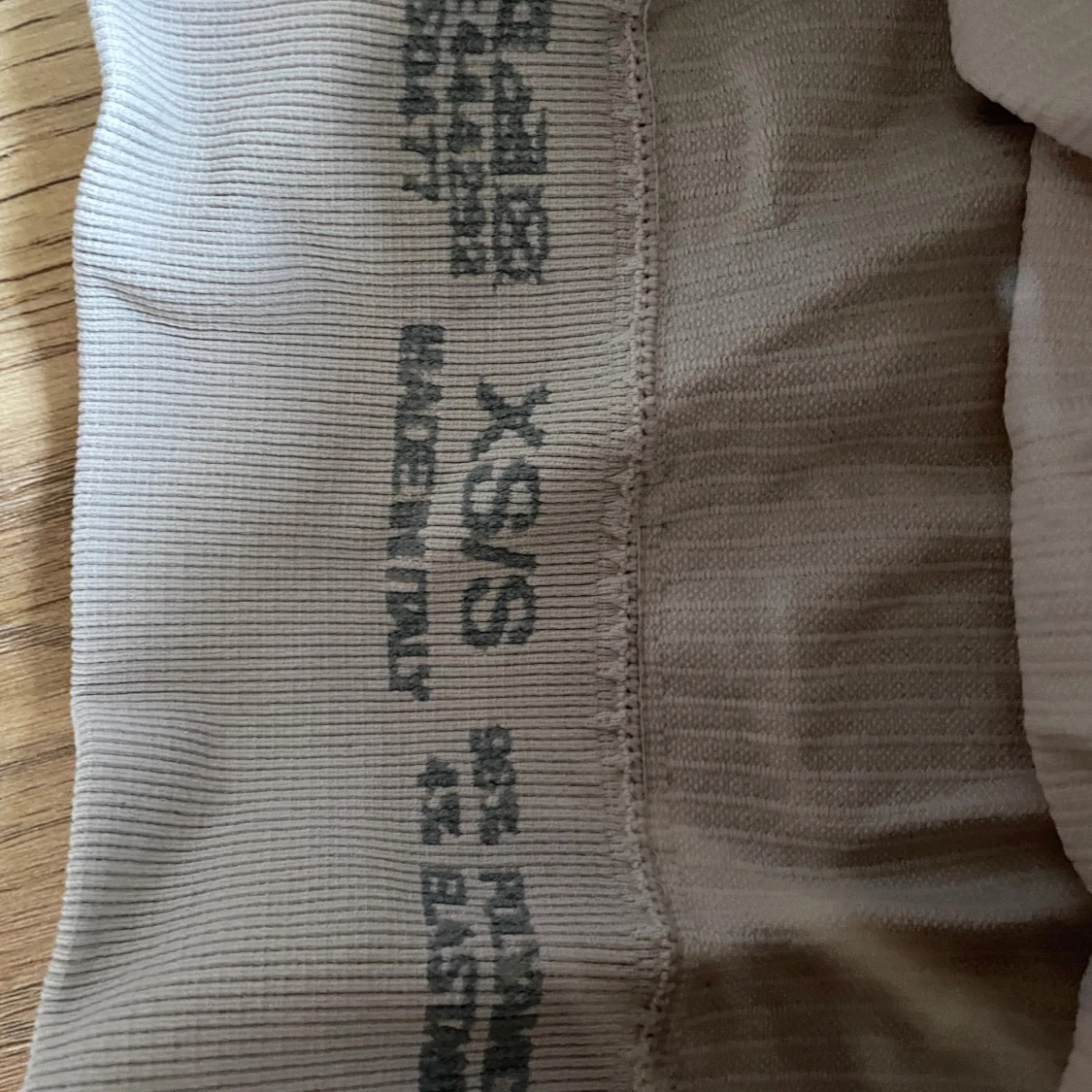 Beige ribbad tränings croppad topp  - 2