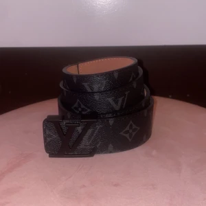 Svart bälte med monogram - Snyggt svart bälte med klassiskt monogrammönster och spänne i svart metall. Bältet är gjort i skinn och har en lyxig känsla med diskreta grå detaljer. Perfekt accessoar för att lyfta din outfit. Mer bilder via dm👍