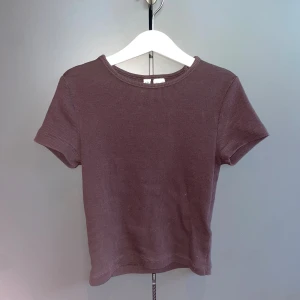 6 pack bas tröjor - Jag säljer ett pack med 6 st bas t-shirtar. I packet ingår 3st vita, 2 st svarta och 1 brun t-shirt. Perfekt för att ha under en tjockare tröja eller på en varm sommar dag. 💓