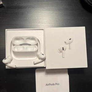 AirPods Pro (2generation) - Snygga och välvårdade Apple AirPods Pro med originalförpackning och laddningsetui. Trådlösa hörlurar med aktiv brusreducering och hög ljudkvalitet. Jag har använt dom ca 4ggr, men de har inga synliga repor eller skador, ser ut att vara i mycket gott skick. Perfekt för musik, samtal och träning. Om du är intresserad eller bara har frågor så tveka inte att skriva! De är köpta i Stockholm på C&C Sweden AB Birger Jarlsgatan 6 (jag har kvittot)