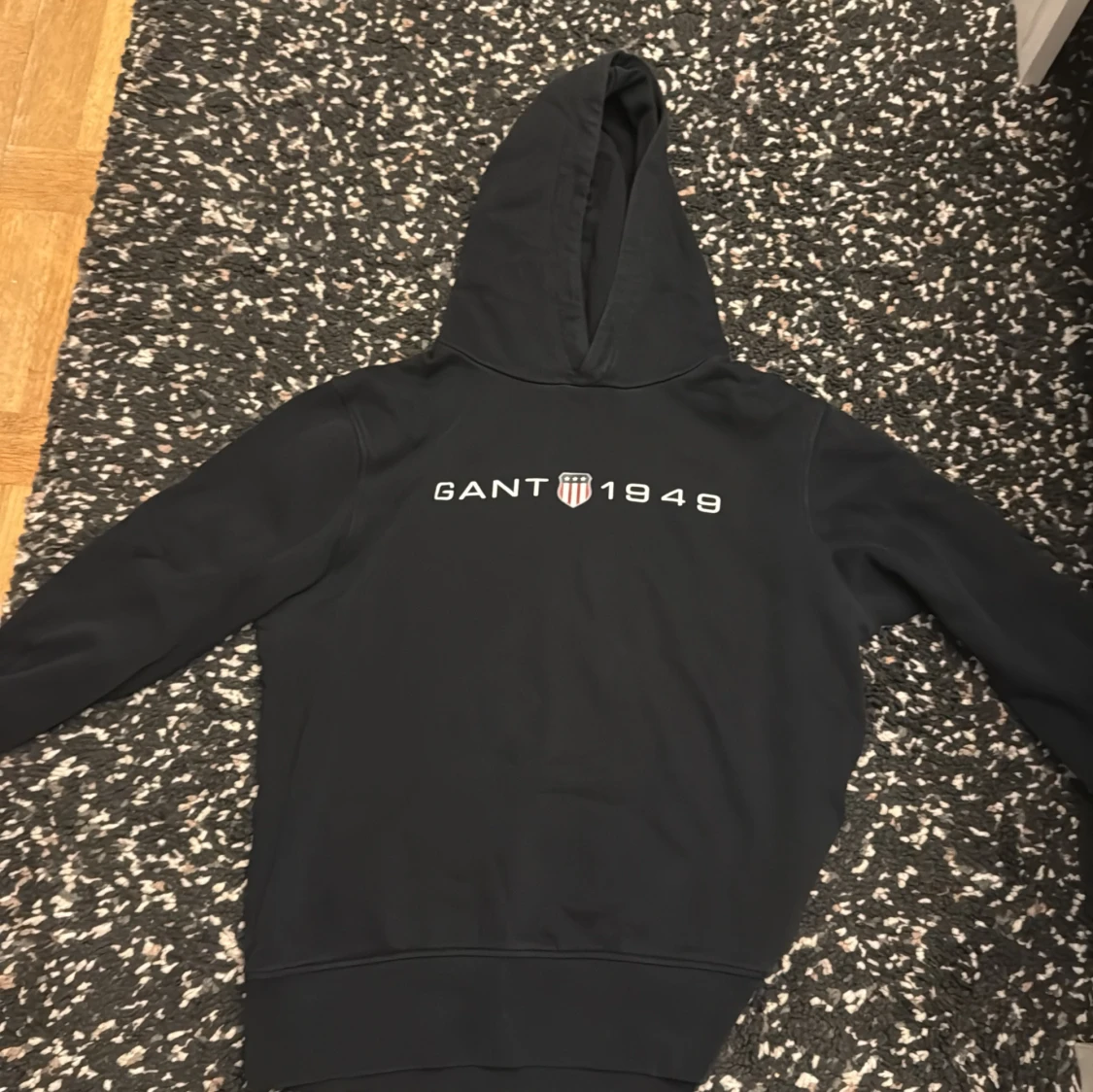 Svart hoodie från GANT med tryck