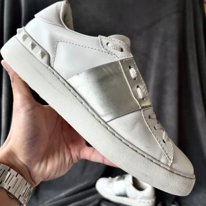 Valentino open skor - Valentino open skor | orginalstorlek 38, fråga om innermått vid osäkerhet | ingår: endast skorna | fraktar spårbart eller möts upp i Täby📍