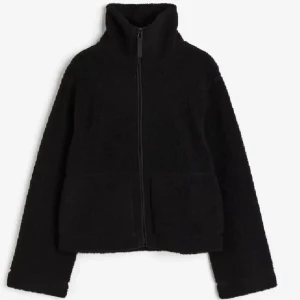 Svart pile jacka från H&M - Säljer denna svarta supersnygga, slutsålda pile jackan från HM. Jackan är i mycket bra skick!