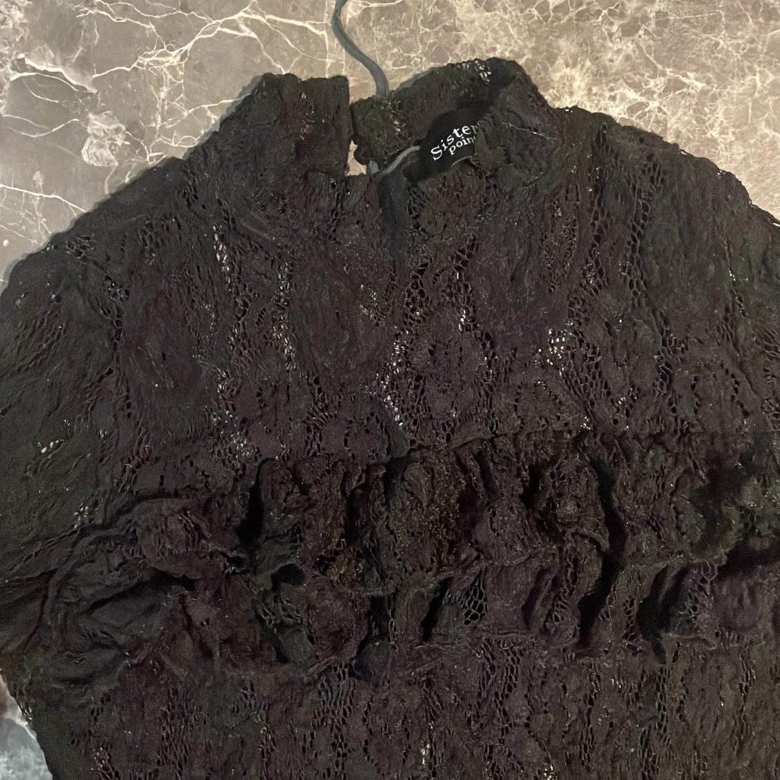 Svart spetsblus med volang från Sisters Point - 3