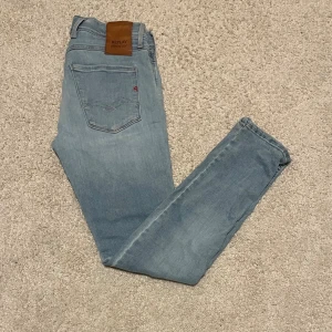 Replay Anbass - Skick:9/10 | Storlek 27/32 men skulle säga waist passar 30 då de hyperflex | Passar dig mellan 170-175 som bäst skulle jag säga. 