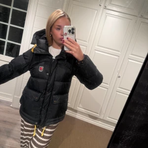 Fjällräven jacka  - Säljer nu min fina och framför allt varma fjällräven jacka, köptes vinter 2023 och är i super bra skick!!