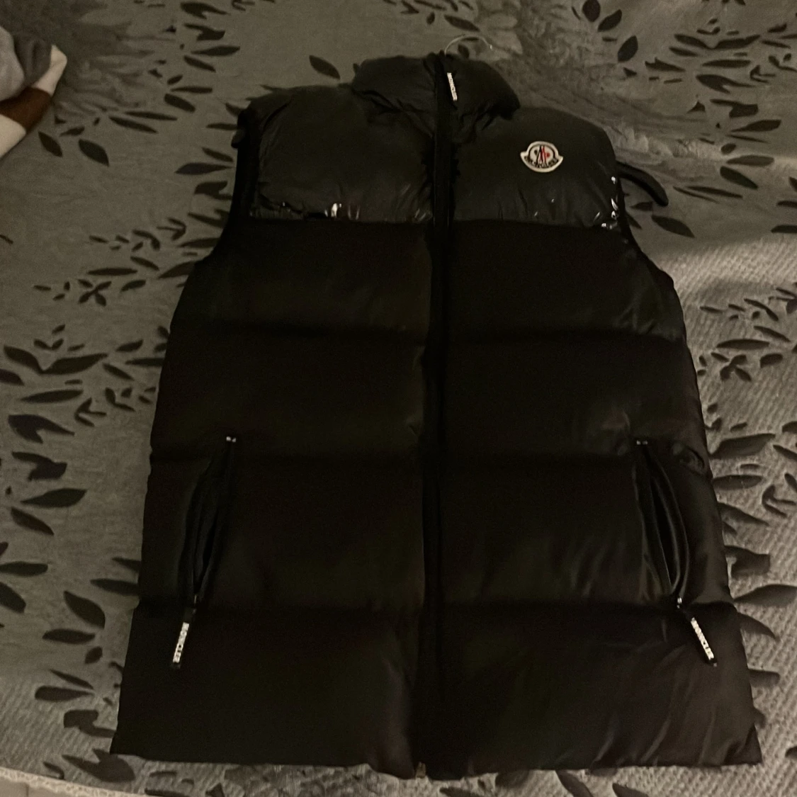 Svart dunväst från Moncler