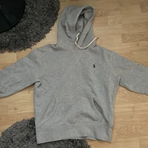 Grå hoodie från Polo Ralph Lauren - Tjena! Säljer nu min gråa hoodie från Polo Rahlp Lauren då den är för liten! Den är i ny skick och inga tecken på användning. Storlek:M Vid funderingar så tveka inte på att höra av er! Perfekt för hösten och vintern! Priset ej hugget i sten! 