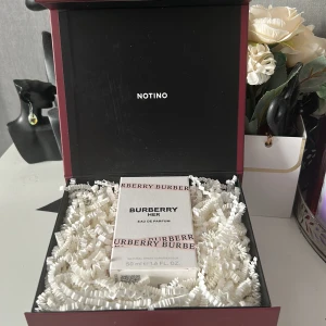 Burberry Her Eau de Parfum 50ml - Burberry Her Eau de Parfum, 50 ml. Snygg och stilren flaska, perfekt för dig som vill ha en ikonisk doft i samlingen. Tillverkad i Spanien. Levereras i originalförpackning – redo att ge bort eller behålla själv!