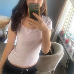 Ljusrosa kortärmad topp - En enkel och stilren ljusrosa topp med korta ärmar och rundad halsringning. Toppen är figurnära och tillverkad i mjuk bomull, perfekt för en clean och fräsch look. Passar dig som gillar basic men ändå vill ha en feminin touch.💕 Har bara haft på två gånger(en för att testa och två för att ta bilder)