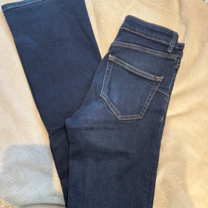 Mörkblå jeans från Zara, strl 32 - Snygga mörkblå jeans från Zara. Högmidjade med bootcut modell