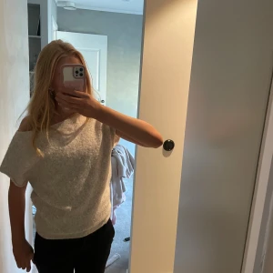 Beige offshoulder stickad topp - Säljer min stickade topp från Nelly. Använd ett fåtal gånger så i ett väldigt bra skick. Jättefin men kommer dock inte till användning hos mig. 