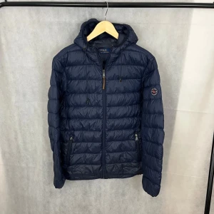 Ralph Lauren dunjacka  - Riktigt fet raffe jacka i storlek S. Inga hål eller fläckar, väldigt bra skick. Modellen är 185.