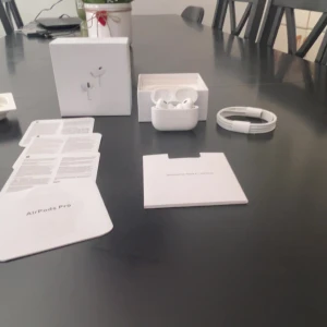 AirPods Pro 2 - Säljer ett par AirPods Pro i mycket fint skick, komplett med originalkartong, laddningskabel och manualer. Hörlurarna och laddningsfodralet är rena och utan synliga repor eller skador. Perfekt för dig som vill ha aktiv brusreducering och trådlös frihet.