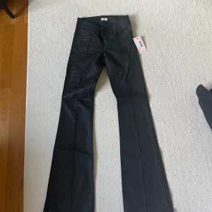 Svarta skinnbyxor från Nelly - Super snygga och populära, nypris:699 säljer då de inte går att lämna tillbaka🥰