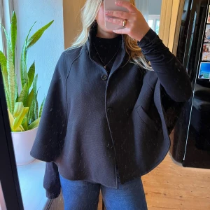 Kappa / poncho  - Jättefin kappa / cape / poncho från H&M, modellen finns ej längre. I nyskick! Skriv vid frågor 🥰