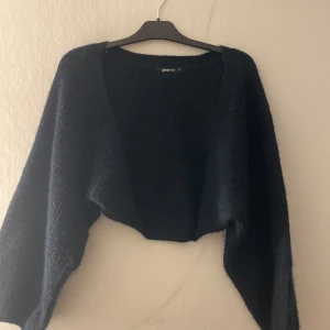Mörkblå stickad kofta från Gina Tricot - Mysig mörkblå stickad kofta från Gina Tricot i storlek XS. Koftan har en öppen front, lång ärm och en loose passform som ger en avslappnad vibe. Perfekt att slänga över en topp när det är kyligt ute. ANVÄND 1 gång 