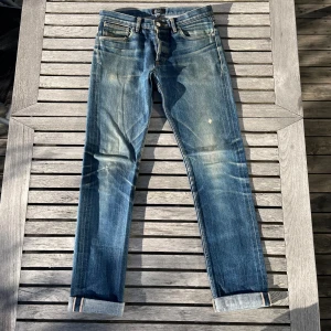 APC selvedge jeans med slitningar - Snygga apc selvedge jeans med snygga faders och slitningar. Jeansen är i riktigt fint skick och blir ba snyggare för varje dag. Nypris ligger runt 4000kr men säljs nu för 1099kr. 