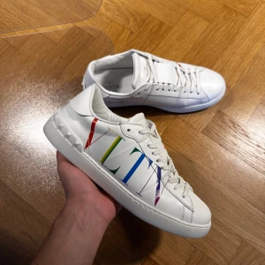 Valentino Open Sneaker - VLTN Open Sneakers, Storlek EU 43. Väldigt fint skick, endast minimal crease. Garanterat äkta, registrerat UF företag!