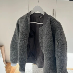 Grå teddy bomberjacka från H&M  - Säljer en grå teddy bomberjacka från H&M i storlek XS. Den är oversized och passar perfekt till hösten .
